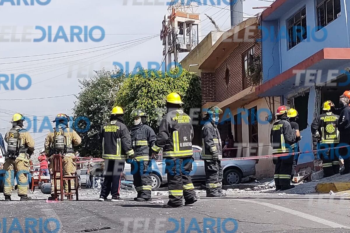 Personal de Bomberos de Puebla atiende explosión en Ampliación Reforma / Jesús Zavala