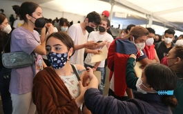 México y EU descartan cerrar actividades y apresuran dosis.