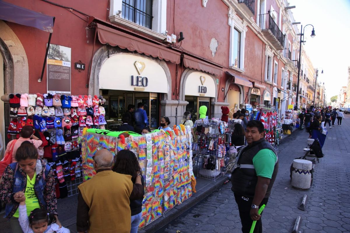 Puestos de ropa y artículos de temporada navideña en el Centro Histórico / Andrés Lobato