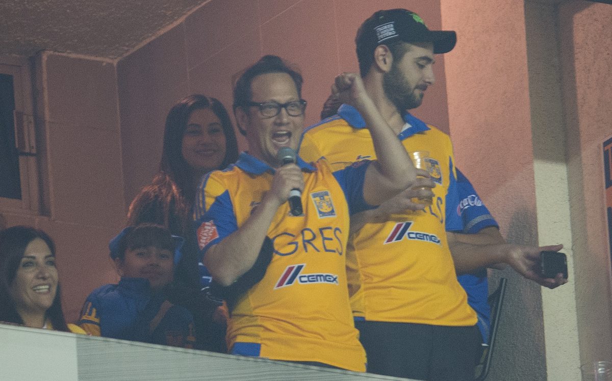 Rob Schneider en la Final de Ida del Apertura 2015 entre Tigres y Pumas / Mexsport Rob Schneider en la Final de Ida del Apertura 2015 entre Tigres y Pumas / Mexsport
