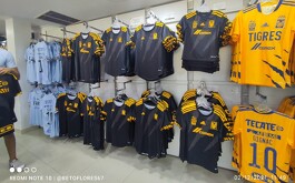 Tigretienda del Estadio Universitario / Roberto Flores Tigretienda del Estadio Universitario / Roberto Flores