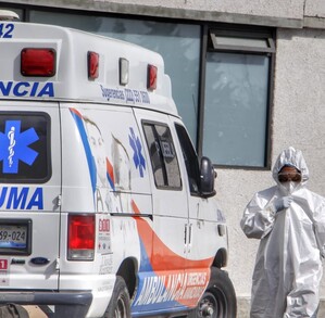 Ambulancia ingresa a un hospital con un paciente contagiado de Covid-19 / Melanie Torres Ambulancia ingresa a un hospital con un paciente contagiado de Covid-19 / Melanie Torres