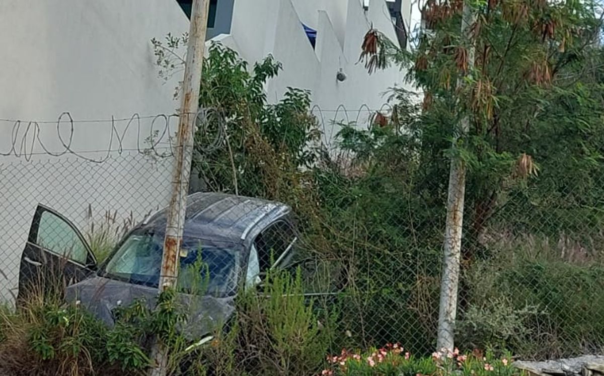 Automovilista cae a barranco en San Pedro