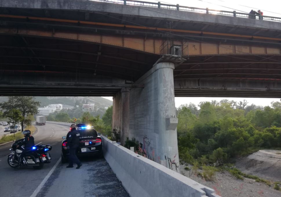Autoridades policiacas investigan la muerte de un hombre hallado en el lecho del Río Santa Catarina. | Agustín Martínez