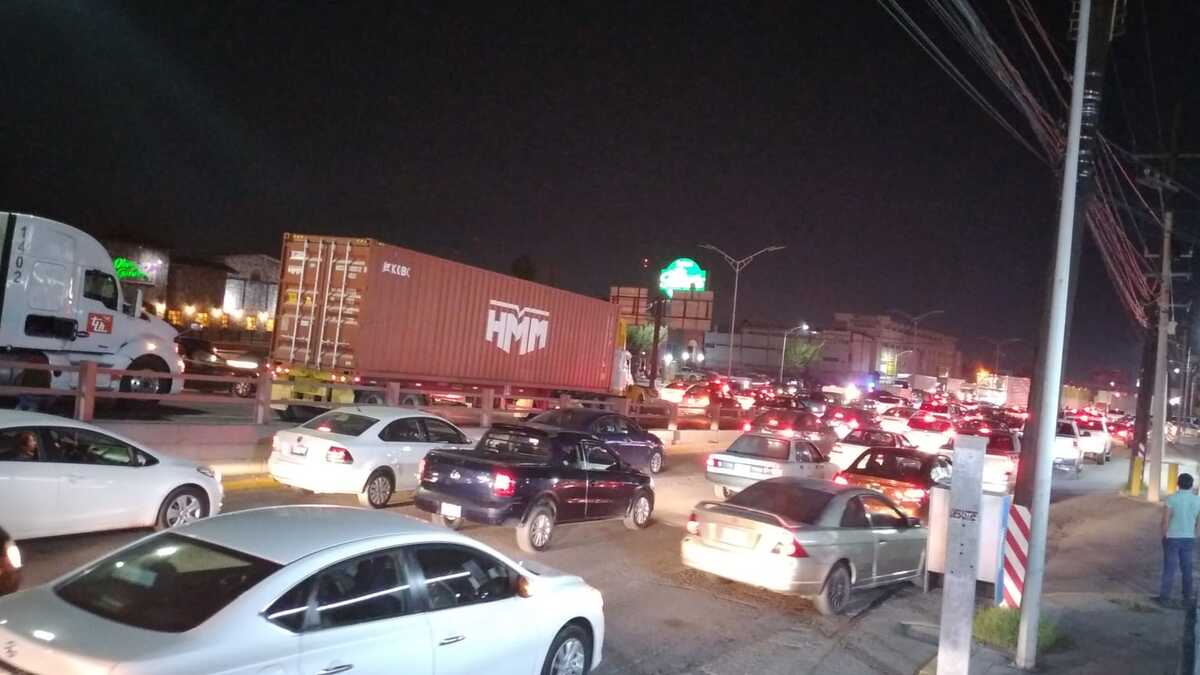 Colapsa vialidad en avenida Manuel L. Barragán por caída de un poste. / Cortesía