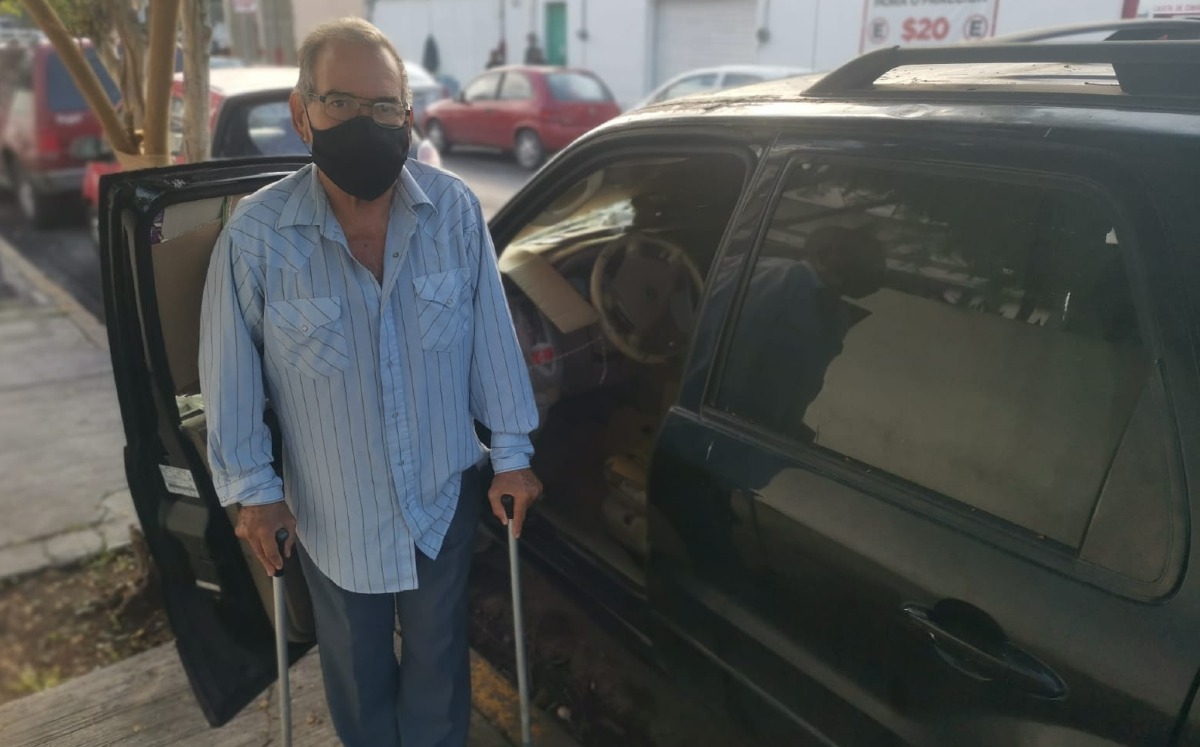 Hombre vive en su camioneta en Monterrey