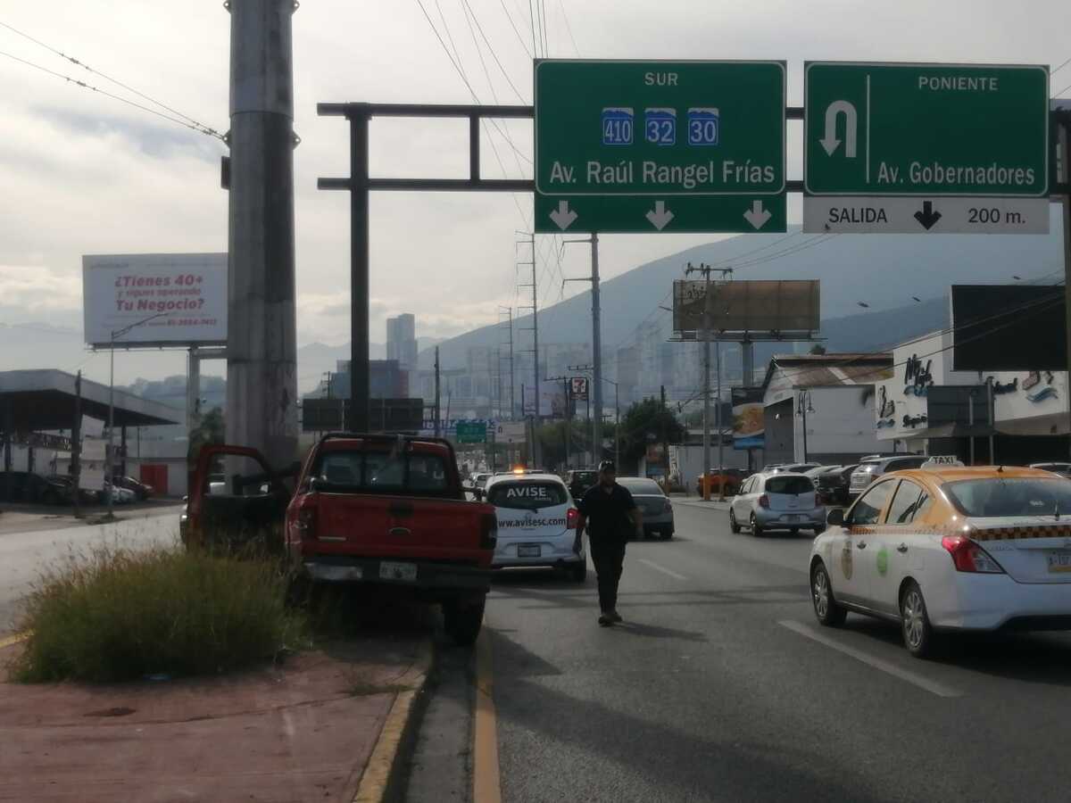 Camioneta se estrella contra un Poste en Monterrey. / Miranda Arias