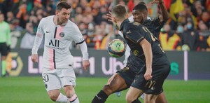 Lionel Messi ante dos jugadores del Lens / @PSG_inside Lionel Messi ante dos jugadores del Lens / @PSG_inside