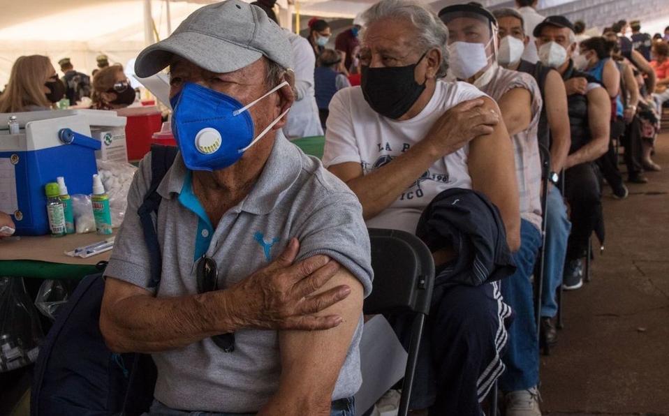 El presidente anunció que la vacunación anticovid de refuerzo para adultos mayores de 65 años iniciará el martes. | Cuartoscuro
