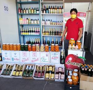 Roberto muestra la variedad de sidras que tiene en su 'stand' en la Feria de la Sidra en Huejotzingo / Abigail García Roberto muestra la variedad de sidras que tiene en su 'stand' en la Feria de la Sidra en Huejotzingo / Abigail García