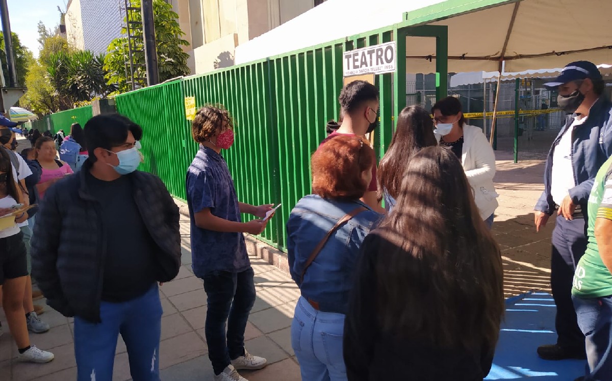 Acuden a vacunarse adultos rezagados