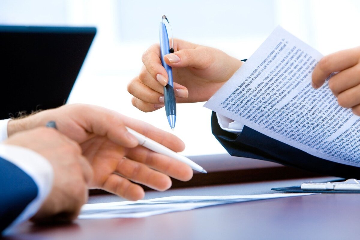 Persona firmando / Pixabay
