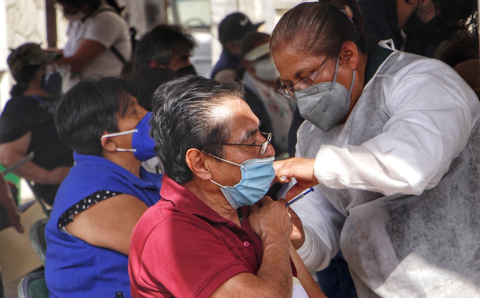 Aplicarán refuerzo contra Covid-19 en adultos mayores de Puebla / Melanie Torres