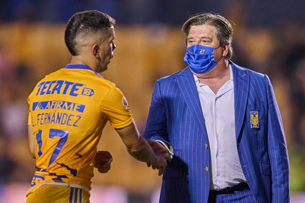 Miguel Herrera y Leo Fernández durante un partido de Liga MX / Mexsport