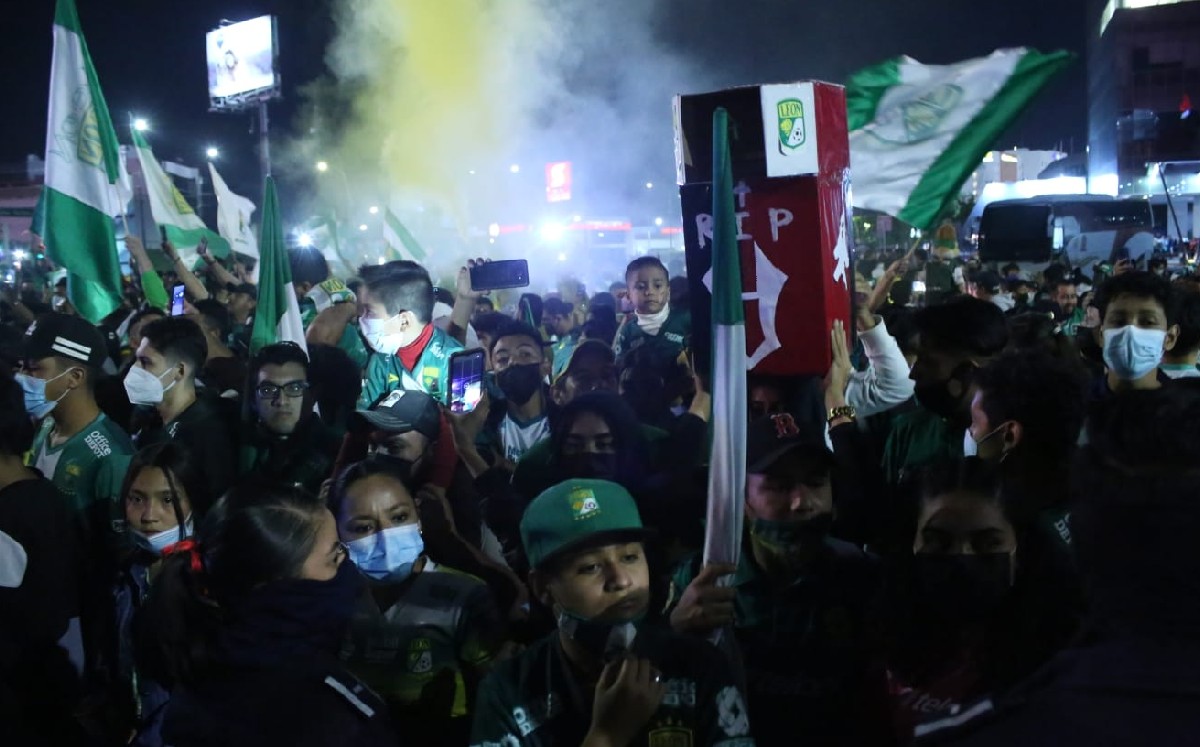 Los aficionados del Club León se reunieron desde la 6 de la tarde / Dany Béjar