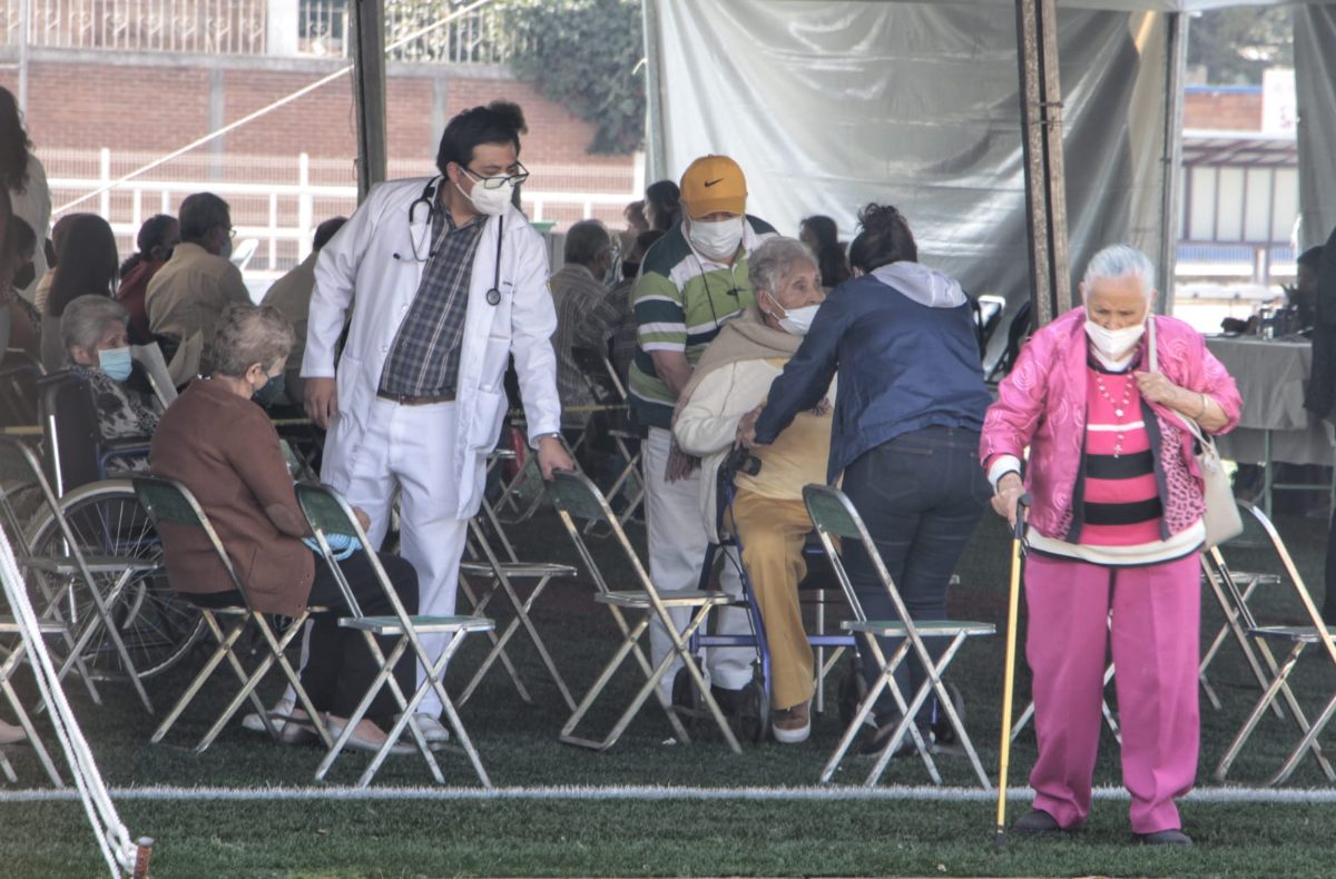 Adultos mayores de 60 años acuden a recibir la tercera dosis de la vacuna contra Covid-19 / Melanie Torres