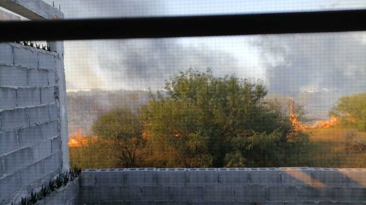 Incendio de terreno baldío en Apodaca. / Cortesía
