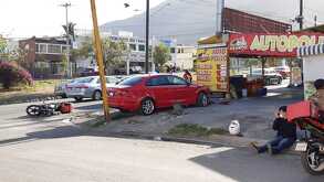 En el lugar un puesto de comida rápida que estaba estacionado también resultó con daños luego de estrellarse.