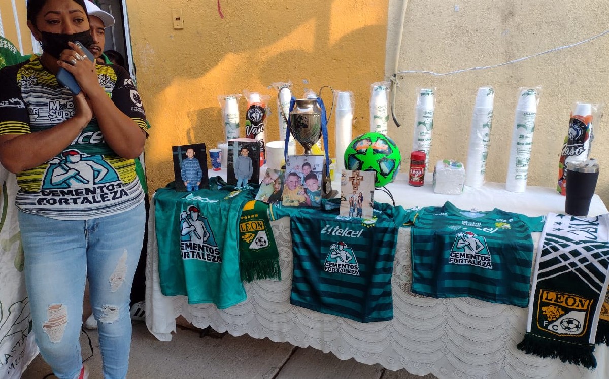 Honran a sus familiares fallecidos con vecinos de la colonia