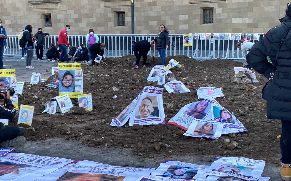 Colectivos llevaron fosas al Palacio Presidencial / Wendoline Adame