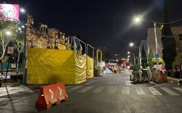 Camionetas de la propia demarcación son las encargadas de hacer los cortes viales para evitar el ingreso/ Ramón ramírez