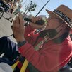 Fan de Vicente Fernández canta junto a su estatua