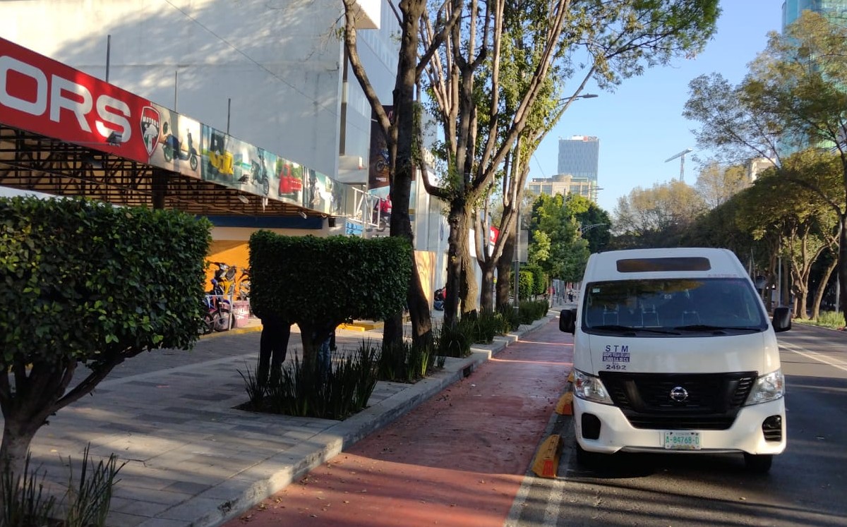 Los transportistas ingresaron a las oficinas del corporativo automotriz para liberar el edificio / Enrique Luna