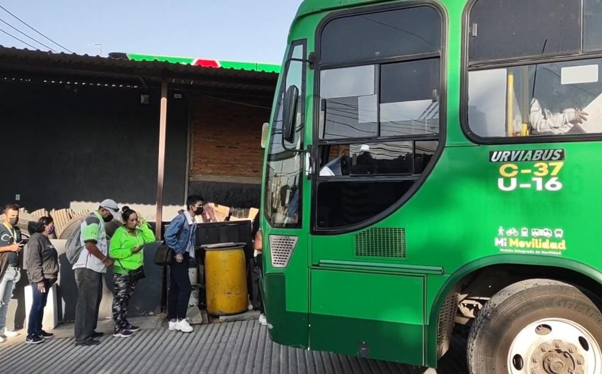 Fila de usuarios para ingresar al transporte público / Pablo Núñez