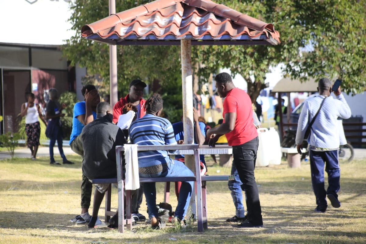 Un grupo de hombres haitianos juegan dominó / Andrés Lobato