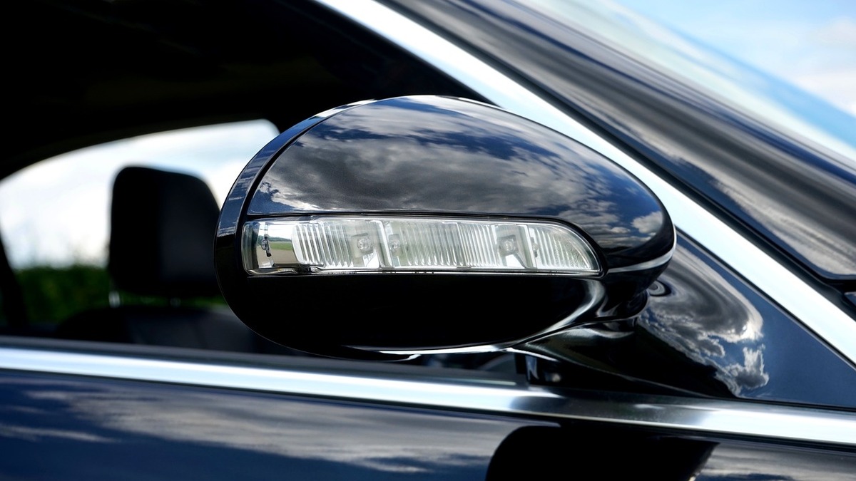 Retrovisor de automóvil / Pixabay