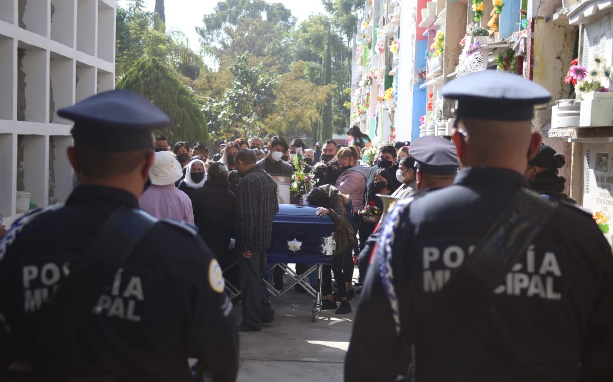 Familiares y amigos dan último a adiós a policía asesinado (Dany Béjar)