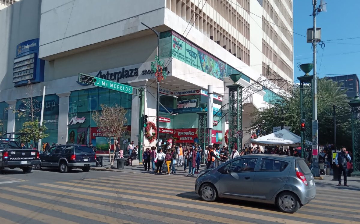 Cada vez llegan más personas para comprar sus regalos y artículos que utilizaran la noche del 24 de diciembre.