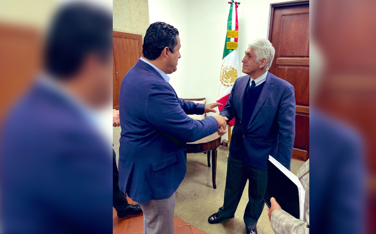 Diego Sinhue durante su visita a AMLO