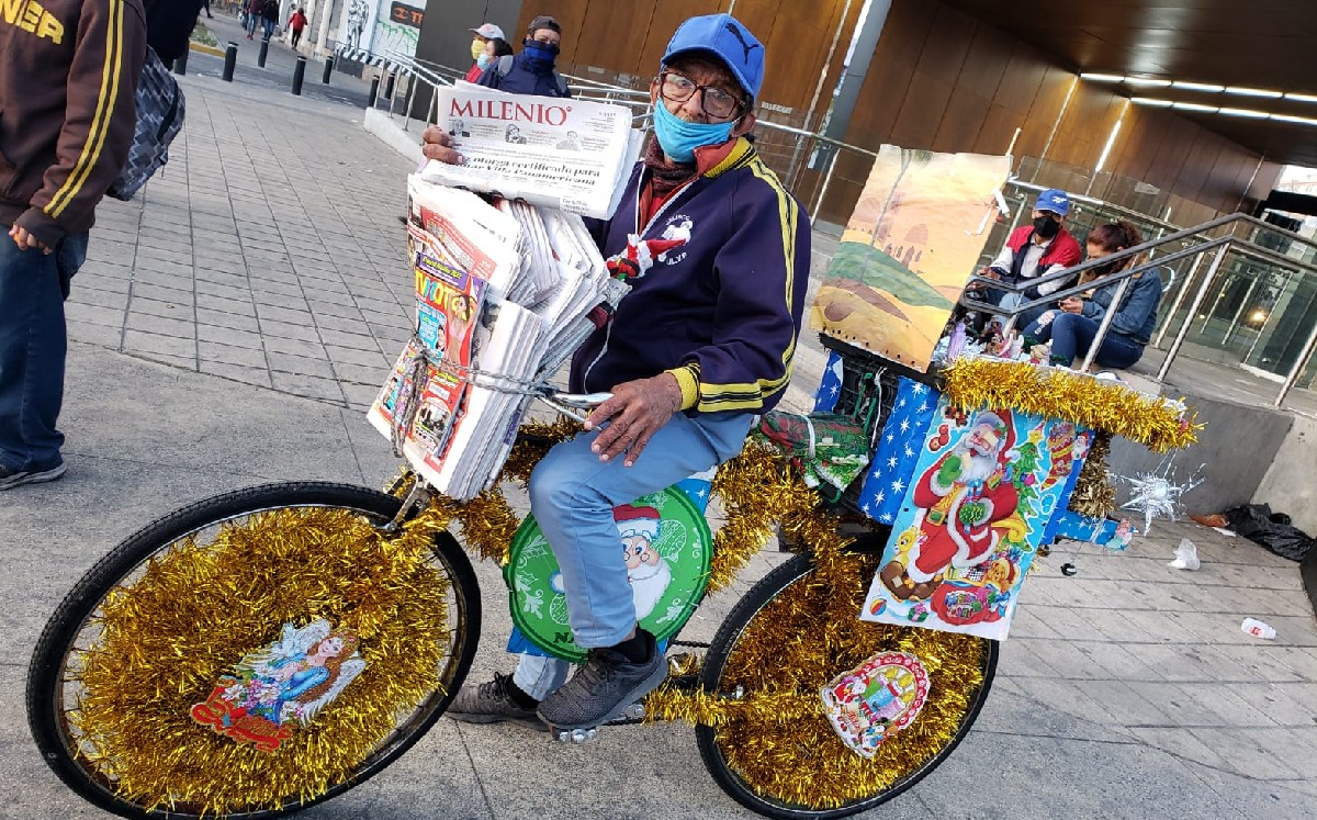Juan reparte el periódico en su bicicleta navideña | Diana Barajas