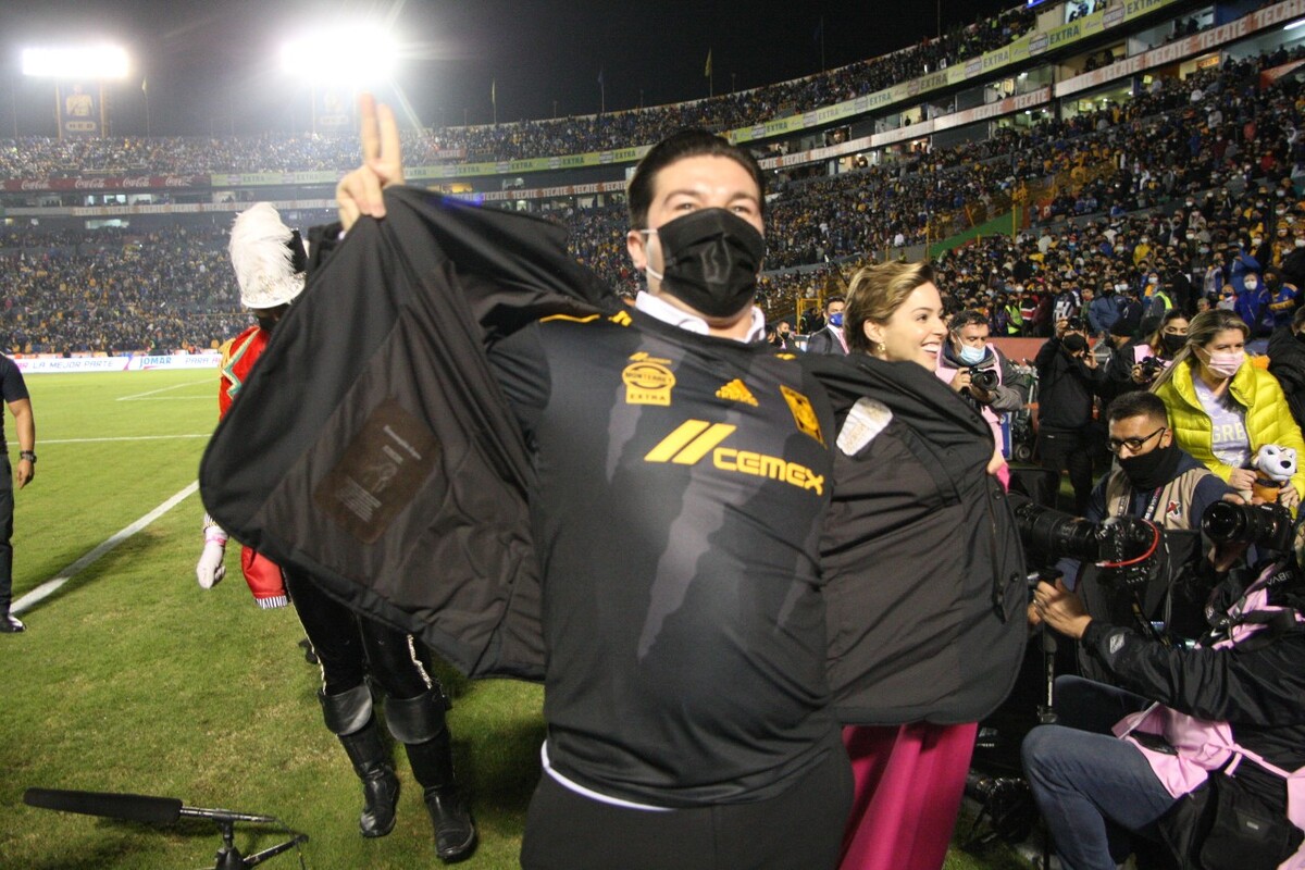 Samuel García portando la playera del Tigres. / Roberto Alanís