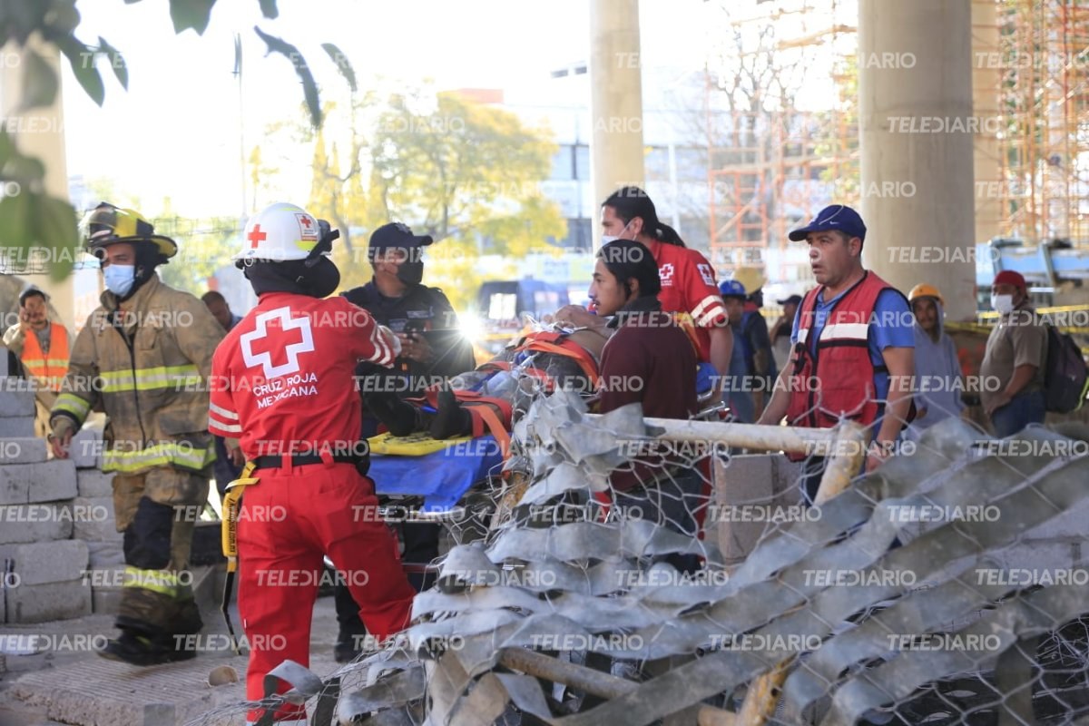 Paramédicos trasladan a un trabajador lesionado / Andrés Lobato