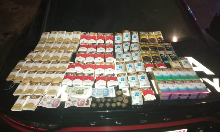 Tras una persecución aseguraron 114 cajetillas de cigarros y 420 pesos en efectivo / Cortesía