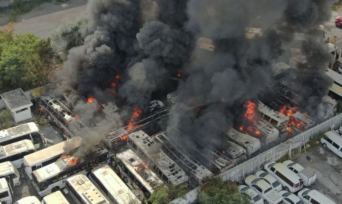 24 unidades chatarra y en proceso de desmantelamiento se incendiaron en Escobedo. / Roberto Alanís.