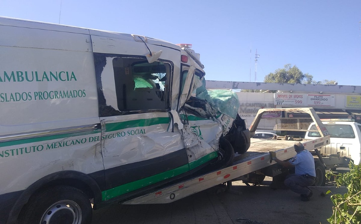 Ambulancia volcada fue retirada con ayuda de una grúa / Stefany Yedra