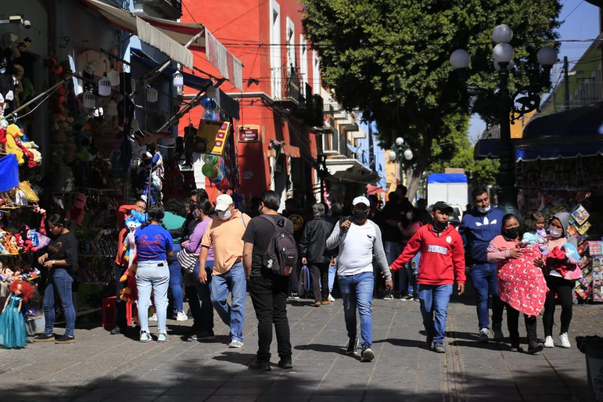 Personas caminan por la calle 5 de Mayo / Andrés Lobato
