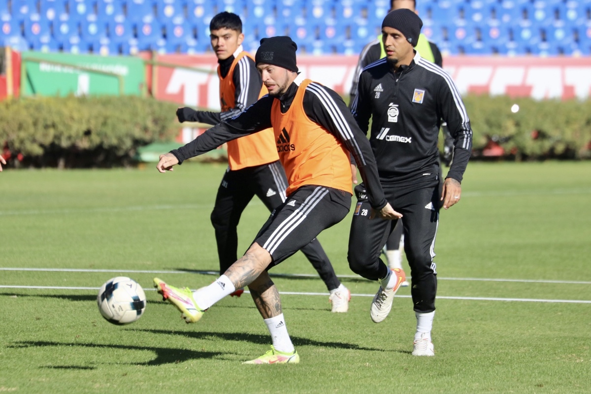 Nico López le pega al balón durante el entrenamiento / @TigresOficial