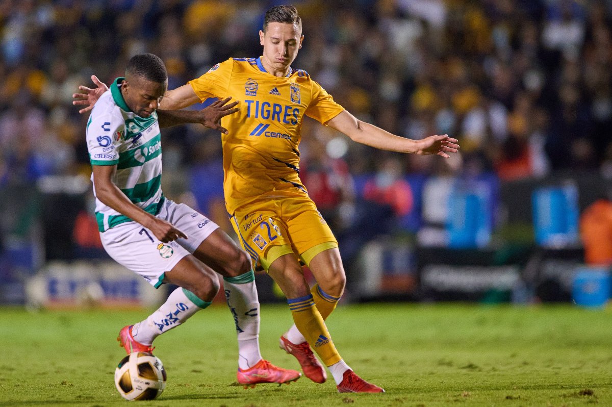 Florian Thauvin y Juan Otero durante el Tigres vs Santos del Apertura 2021 / Mexsport