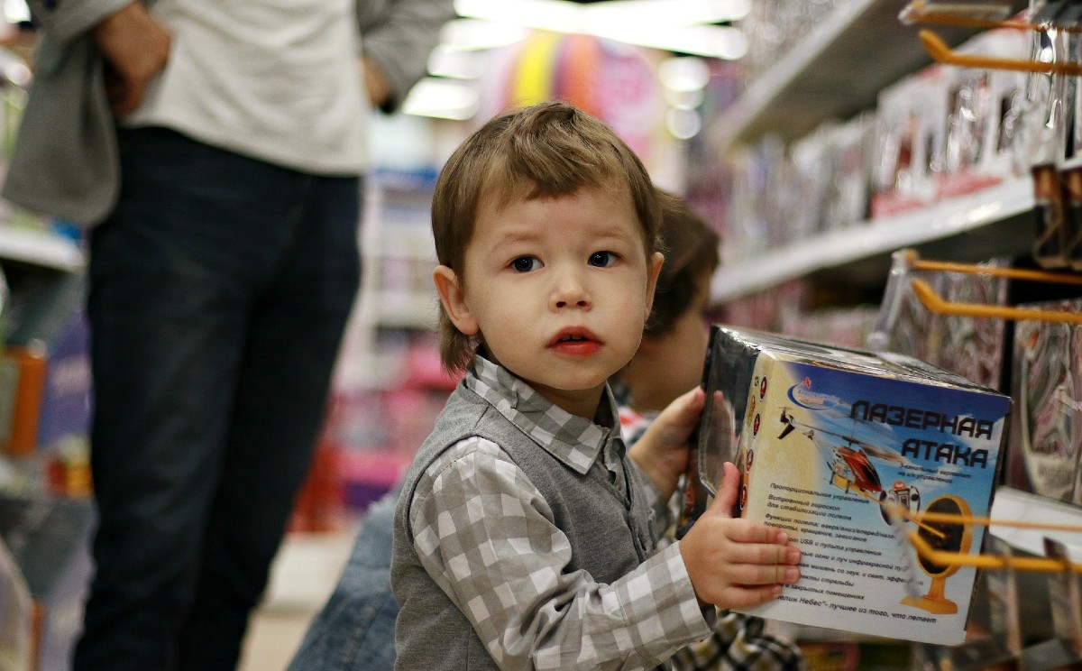 Un niño hiperregalado recibe más de tres presentes en una fecha significativa/ Pixabay