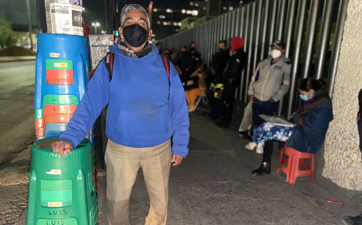 Hombre sale adelante rentando banquitos en clínica del IMSS