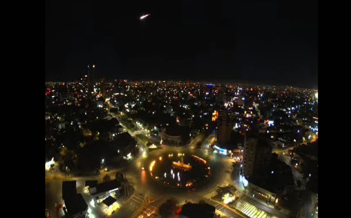 Meteoro captado en las webcams / Cortesía Hotel Fiesta Americana