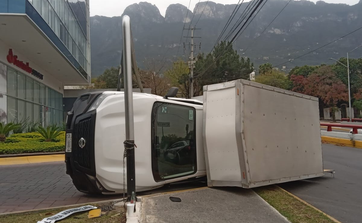 Conductor choca tras no calcular bien la altura de su transporte