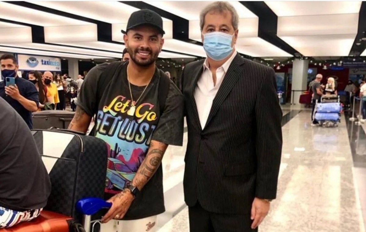 Edwin Cardona a su arriba a Argentina para firmar con Racing / Diario Olé