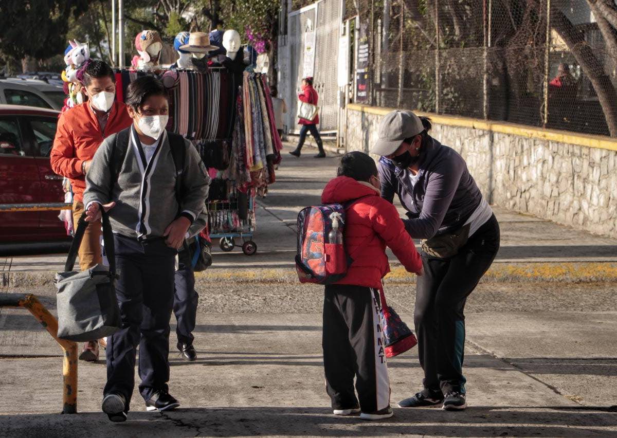 Estudiantes de Puebla pueden tomar clases virtuales, el gobernador Miguel Barbosa da luz verde para que la decisión la tomen padres de familia o tutor