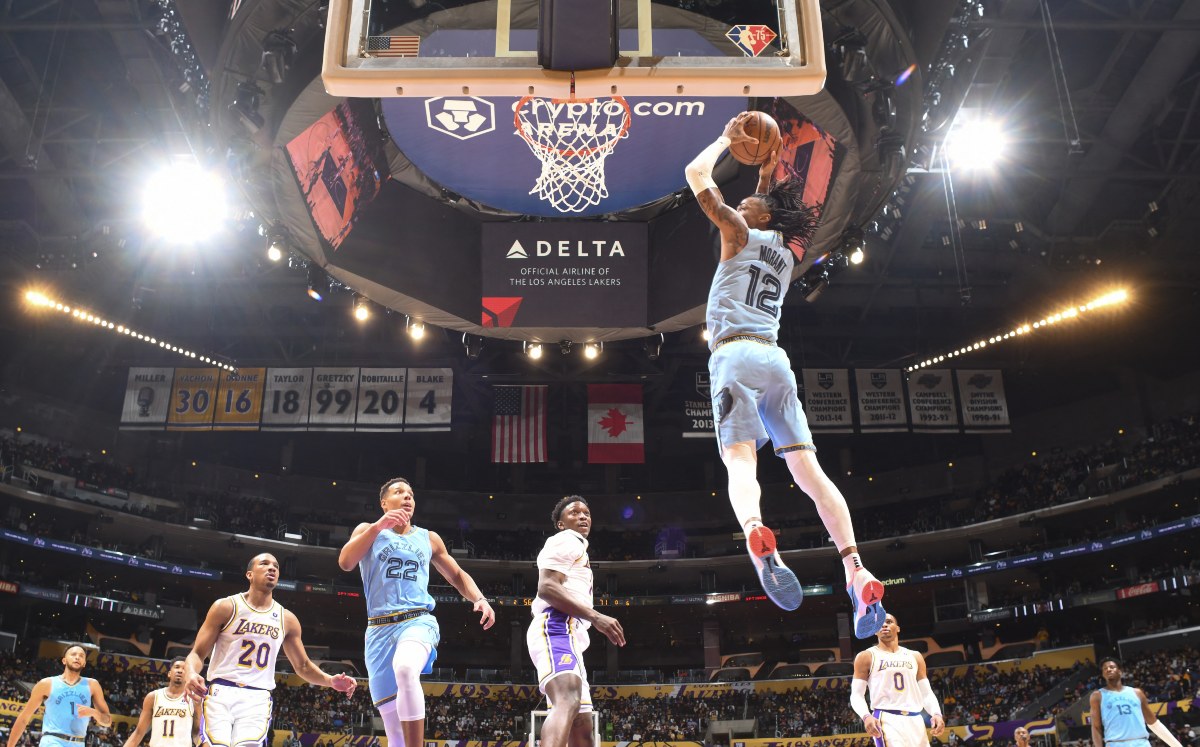 Ja Morant con el gran tiro que bloqueó con dos manos a Avery Bradley de Los Angeles Lakers