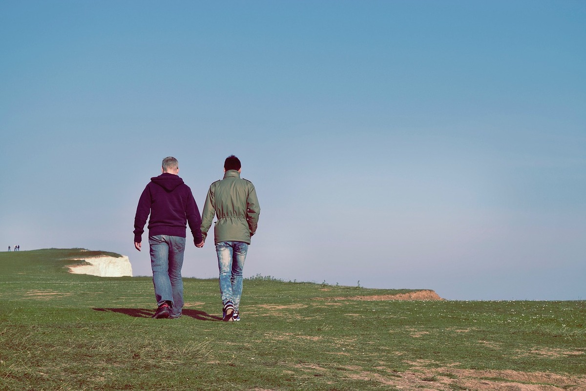 Pareja tomada de la mano / Pixabay